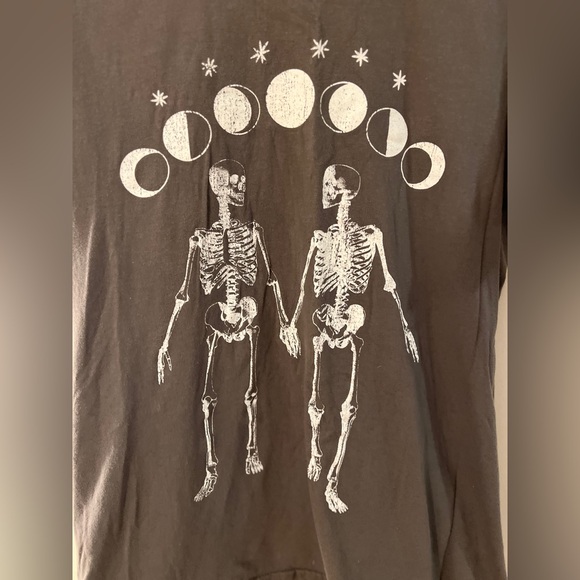 Hills & Valley Graphic Skeleton T-Shirt M GUC - Picture 4 of 5